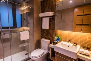 Green Court Place Jingqiao Middle Ring Shanghai tesisinde bir banyo