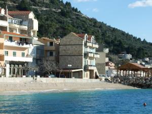 a group of buildings on a beach next to the water at Apartmani ''Srečko'' Drašnice in Drasnice