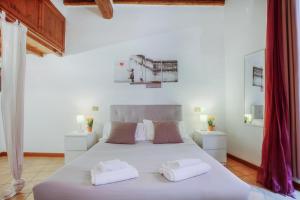 Un dormitorio con una gran cama blanca con dos almohadas. en Balestrari Palace close to Campo dei Fiori Piazza Navona Piazza Venezia, en Roma