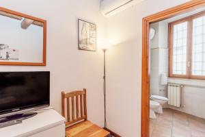 Habitación con baño con TV y aseo. en Balestrari Palace close to Campo dei Fiori Piazza Navona Piazza Venezia, en Roma 60 fotos más