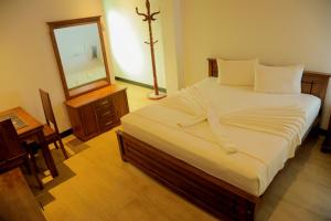 Una cama o camas en una habitación de Aurora Banquet and Hotel