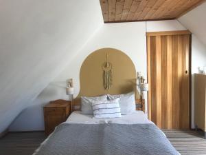 Posteľ alebo postele v izbe v ubytovaní Getreidekasten auf einer Lamafarm