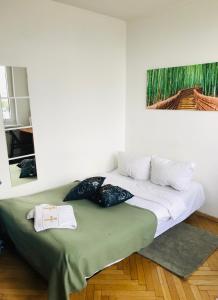 ワルシャワにあるWspólna Apartmentの壁画が飾られた部屋のベッド1台