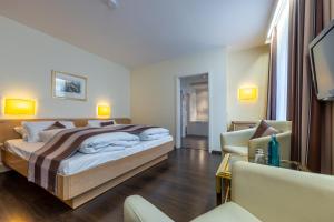1 dormitorio con 1 cama y sala de estar en Trip Inn Hotel Esplanade en Düsseldorf