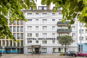 un edificio blanco con un cartel. en Trip Inn Hotel Esplanade, en Düsseldorf