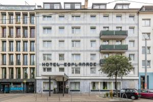 ein großes weißes Gebäude mit Hotelschild drauf in der Unterkunft Trip Inn Hotel Esplanade in Düsseldorf