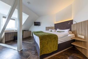 a bedroom with a large bed in a room at Trip Inn Hotel Esplanade, Düsseldorf in Düsseldorf +75 photos