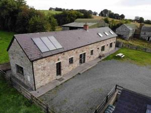 een oud bakstenen gebouw met zonnepanelen erop bij Rathgillen House in Nobber