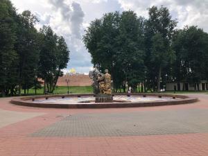 Una estatua de un hombre en una fuente en un parque en Hotel History, en Velikiy Novgorod