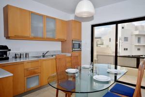 Dapur atau dapur kecil di Duplex St Julians Central Penthouse