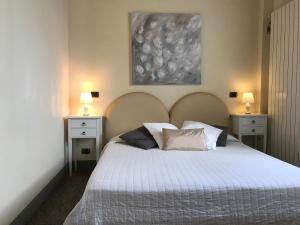 ein Schlafzimmer mit einem großen Bett mit zwei Nachttischen in der Unterkunft L'Albero Di Gamelì in Chiusi