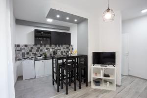 A kitchen or kitchenette at Apartman Petreš