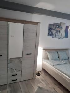 A bed or beds in a room at Apartman Petreš