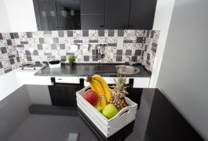 A kitchen or kitchenette at Apartman Petreš
