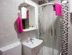 A bathroom at Apartman Petreš