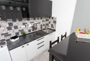 A kitchen or kitchenette at Apartman Petreš