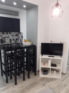 A television and/or entertainment centre at Apartman Petreš