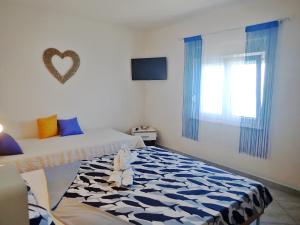 um quarto com duas camas e um coração na parede em Apartments Lilly by the sea em Barić Draga