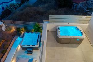 Бассейн в Aelion Villa или поблизости