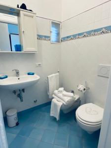 uma casa de banho com um WC branco e um lavatório. em Casa Amore Positano em Positano