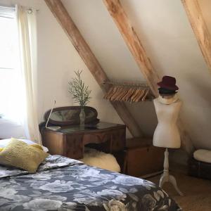 ein Schlafzimmer mit einem Bett und einer Puppe mit einem Hut in der Unterkunft Cottage At 31 in Bundanoon