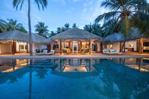 The swimming pool at or close to Anantara Kihavah Maldives Villas