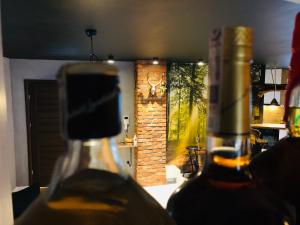 twee flessen wijn voor een raam bij Bursztyn Lasu in Gdynia