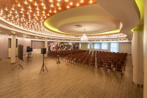 羅茲地區亞歷山德魯夫的住宿－Hotel Jan Sander，一间大房间,配有椅子和舞台