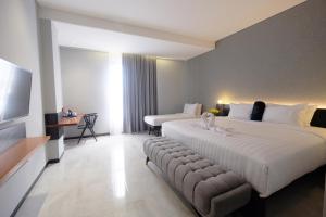 Hotel Youstay Semarang by Sinergi tesisinde bir odada yatak veya yataklar