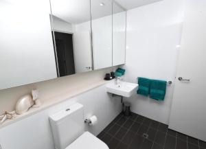 Kylpyhuone majoituspaikassa WATERFRONT DARWIN TROPICAL GEM 7 kuvaa lisää