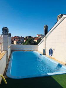 a swimming pool on the roof of a building at Enjoy Sanxenxo,200m Playa, Balcón Vistas Cíes, Piscina & Terraza Azotea,2 plazas Garaje, 2 Baños, Muy Luminoso, Muy Tranquilo,Muy Equipado, Céntrico in Sanxenxo