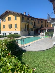 a swimming pool in front of a building at BellaGiò Apartment pool free parking near lake in Bellagio