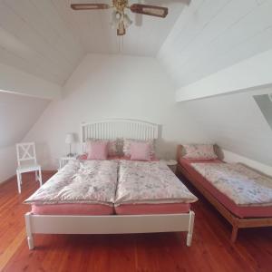 Schlafzimmer mit einem Bett und einem Deckenventilator in der Unterkunft Kleines Bauernhaus mit nostalgischem Flair in Rheinhausen