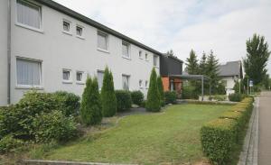 un edificio blanco con un patio delante en Apartment Hohenstaufen en Göppingen