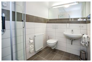 ein Bad mit einem WC und einem Waschbecken in der Unterkunft Postillion in Velpke
