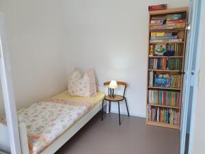 Postel nebo postele na pokoji v ubytování Ferienwohnung West - Alte Schule Sachswitz