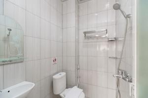 Koupelna v ubytování RedDoorz Plus near Soekarno Hatta Airport Taman Mahkota + 37 fotografií