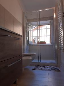 ラパッロにあるTime Is Youのバスルーム(シャワー、トイレ付)、窓が備わります。