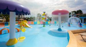 un grande parco acquatico con scivolo d'acqua di Cronwell Platamon Resort All-Inclusive a Platamonas