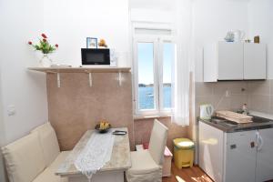 Кухня или мини-кухня в Apartmani Rina
