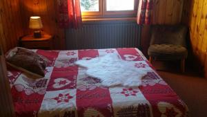 a white cat laying on top of a bed at Chalet Plein Sud in Montgenèvre