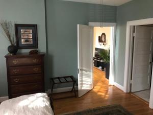南波士頓的住宿－Charles Bass House Bed & Breakfast，一间卧室配有床、梳妆台和门