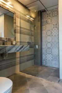 a bathroom with a glass shower and a toilet at Boutique hotel Provence Бутик хотел Прованс in Petrich