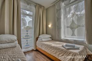 Habitación pequeña con 2 camas y ventana en SPA - курорт Аврора - Клуб en Polyany