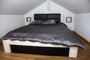מיטה או מיטות בחדר ב-The Private Apartment Roissy 15 min Parc Asterix Chantilly