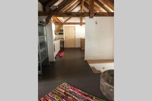 una camera mansardata con corridoio e tappeto di Stimmungsvolle Loftwohnung im Künstlerviertel in Susch a Susch