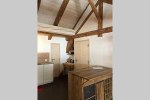una cucina con isola in legno in una camera di Loft 100m2, im Ökohaus in Susch a Susch