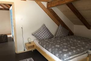 מיטה או מיטות בחדר ב-Stimmungsvolle Loftwohnung im Künstlerviertel in Susch
