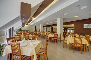 ห้องอาหารหรือที่รับประทานอาหารของ Hotel Ciucas