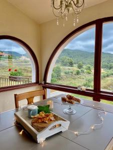 une table avec une plaque de cuisson et deux fenêtres dans l'établissement La casita de Jimena, à Ríudecañas